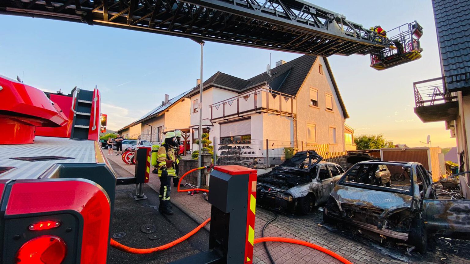 Pkw Brand innerorts Alarmstufenerhöhung auf Brand 3 Feuerwehr Malsch